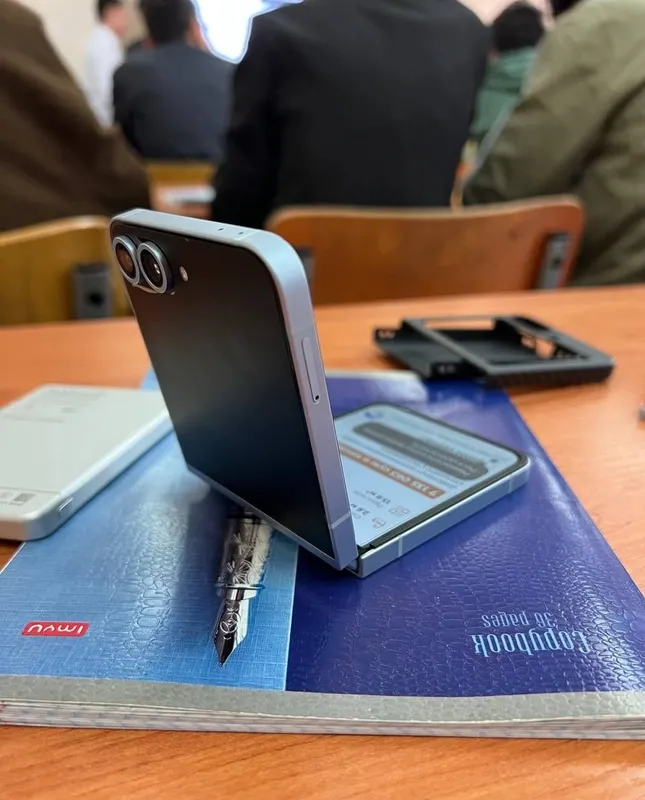 Galaxy Z flip 6 256gb 2 Galaxy Z flip 6 256gb 2