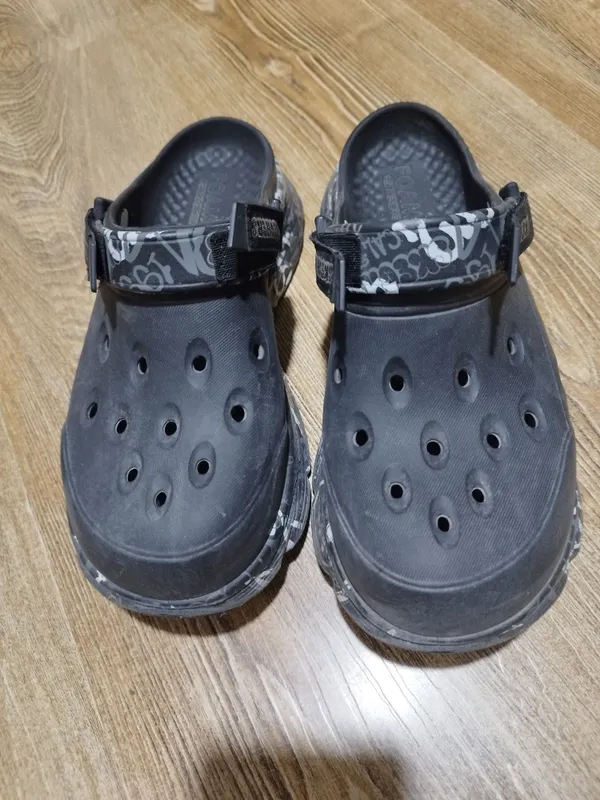 Продам оригинальные кроксы 2