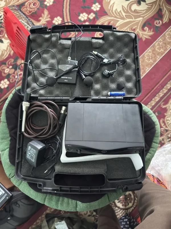 Akg 45 sport set 8 kanallik yangi holatda sotiladi 3 ta galofka bilan