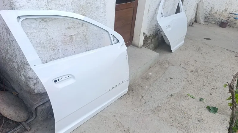 Cobalt pasajir tomon old va orqa eshiklar