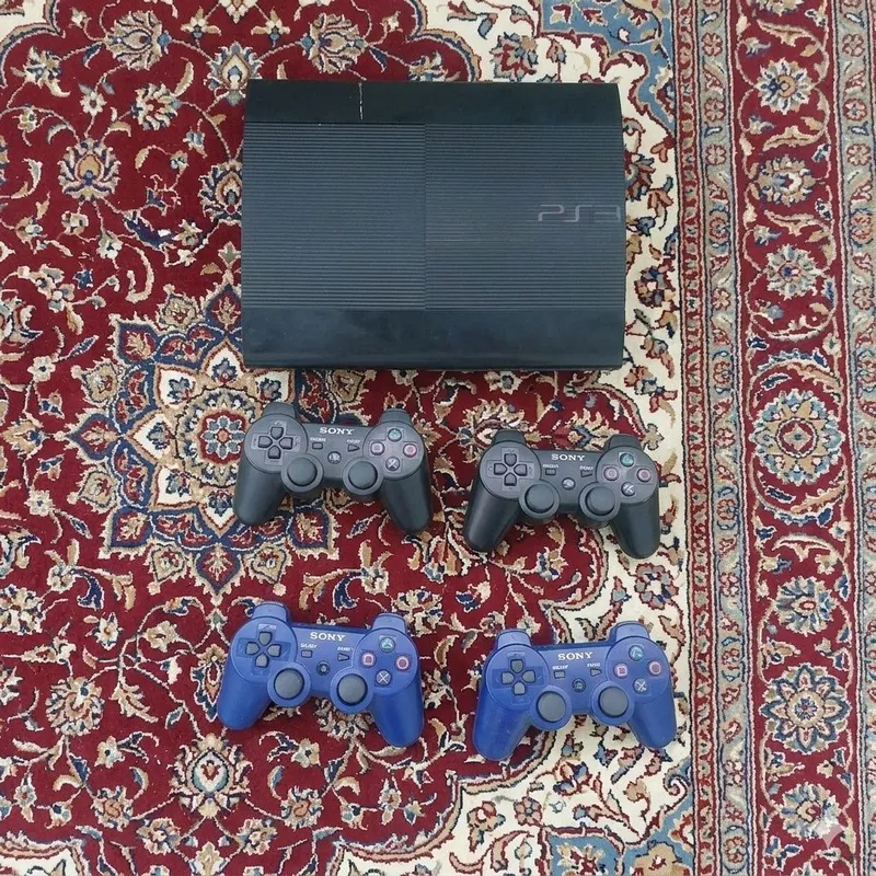 PS3 Super Slim 500GB (tuzatishga yoki zapchastga) + 4 ta joystick