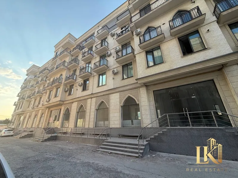 Yangi qurilgan uyda ta’mirli, mebel va texnika bilan to‘liq jihozlangan, avtoturargoh joyi bor, g‘ishtli uyda joylashgan keng 2 xonali kvartira sotiladi 1