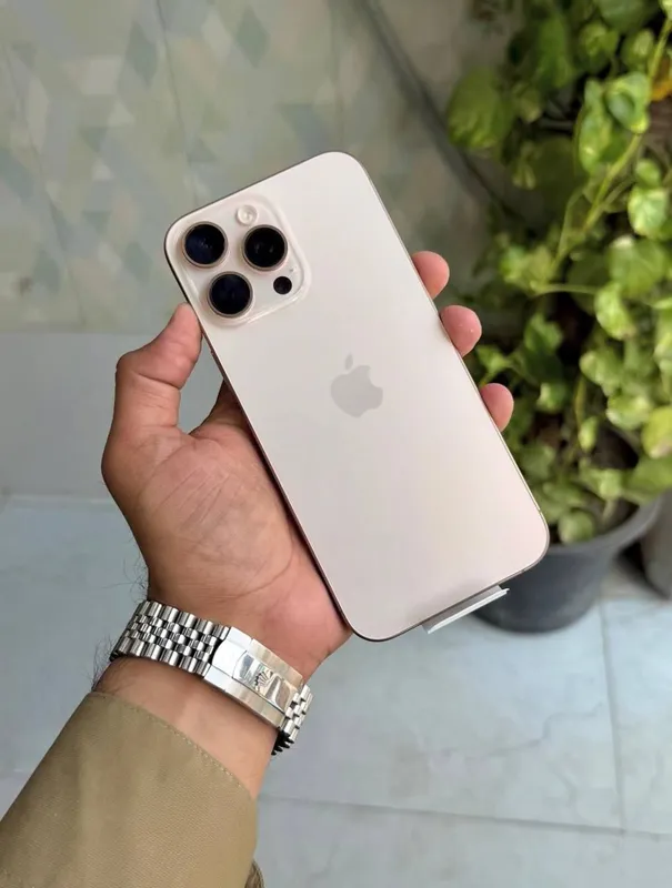 Iphone 16 Pro Max Gold — фото 1