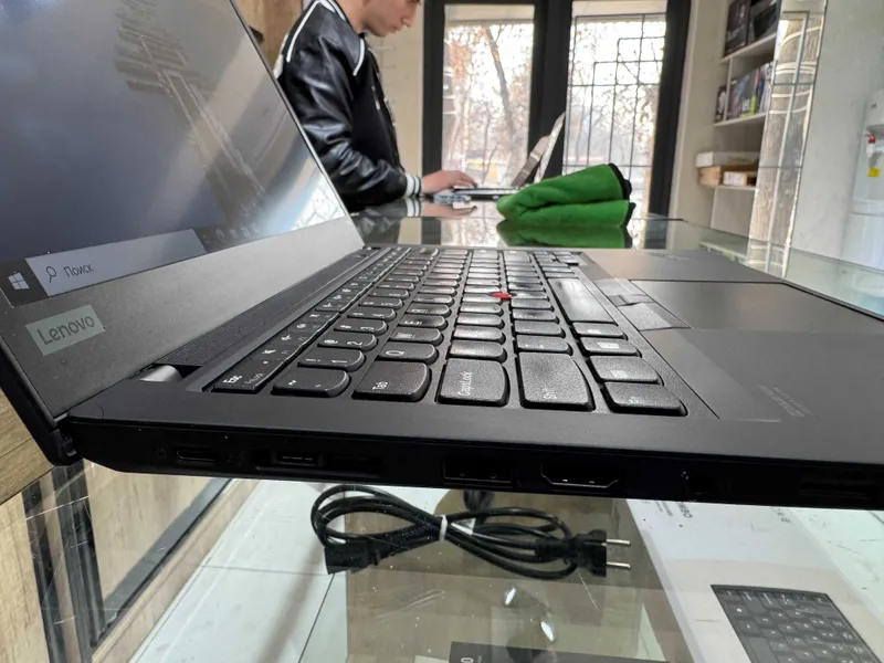 Lenovo ThinkPad T14 Intel Core i5-10310U, 16 GB tezkor xotira, 256 GB SSD 4 Lenovo ThinkPad T14 Intel Core i5-10310U, 16 GB tezkor xotira, 256 GB SSD 4