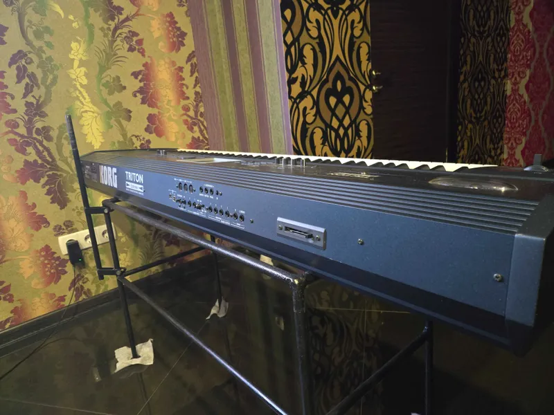 Клавиши-синтезатор-рабочая станция-семплер KORG TRITON — фото 1