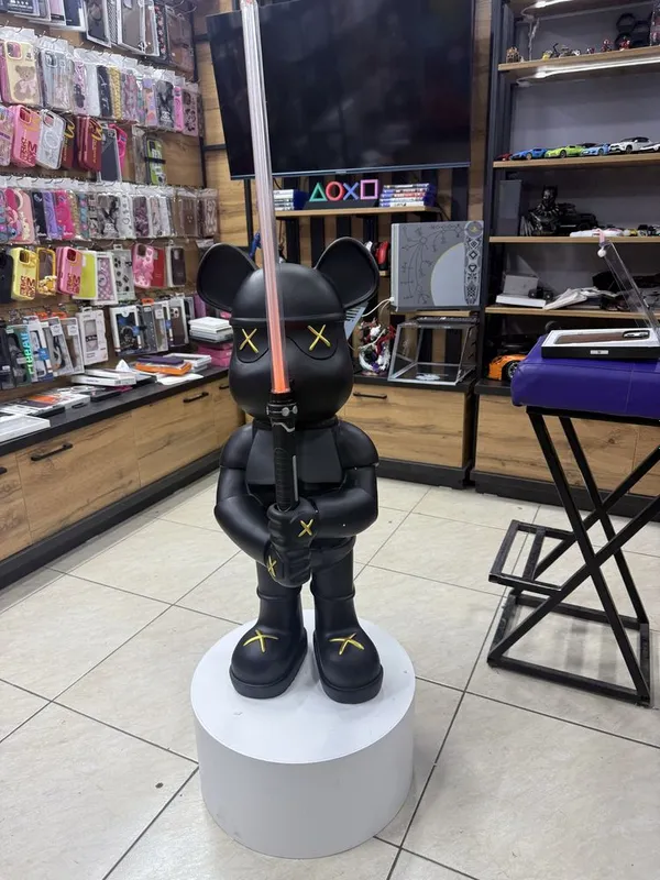 Kaws статуетка со световым мечом — фото 2