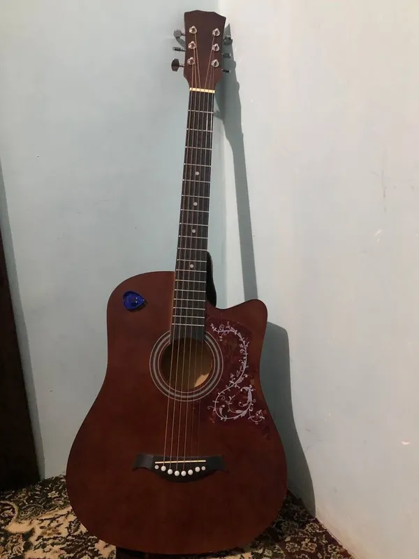 Gitara sotiladi srochna Gitara sotiladi srochna