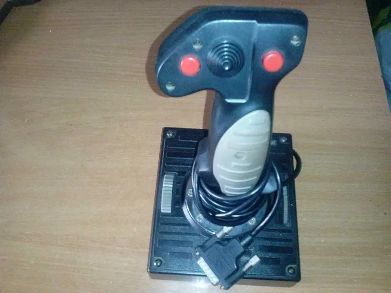 Kompyuterda o‘yinlar uchun joystik sotaman Kompyuterda o‘yinlar uchun joystik sotaman