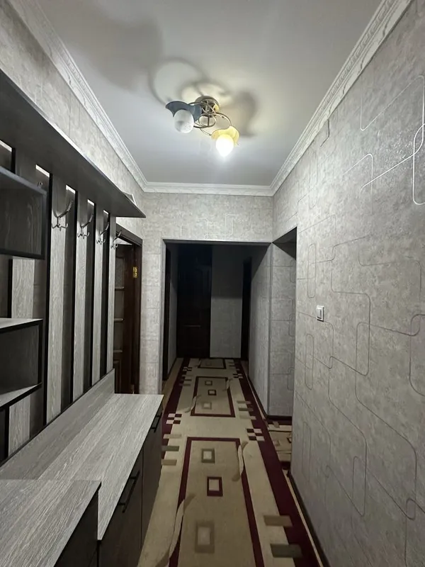 3-комнатная квартира 2- этаж. 9 мкр. Орентир 11- школа. 9 Базар.
