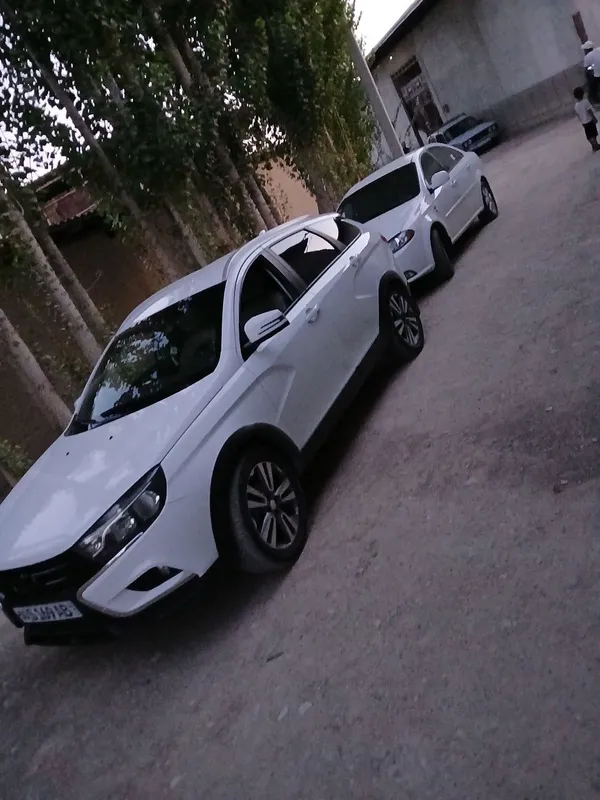 Lada Vesta sw cros sotiladi yili 2019 yurgani 115000