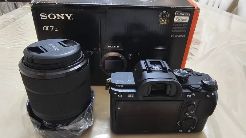 Цифровая камера Sony α7 III (модель ILCE-7M3) с объективом. Цифровая 1