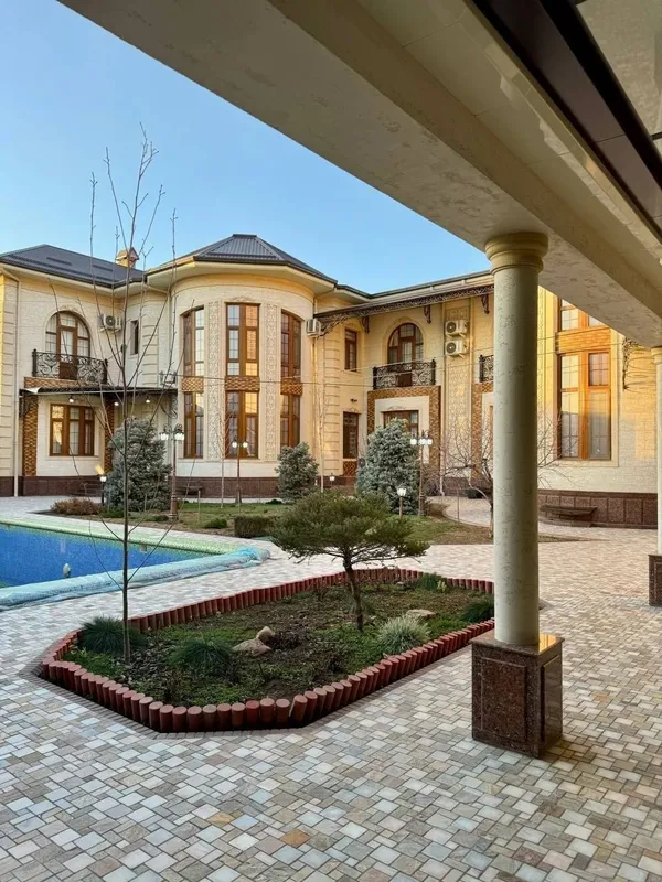 Амереканское посолтво рядом продается Евро Дом 1