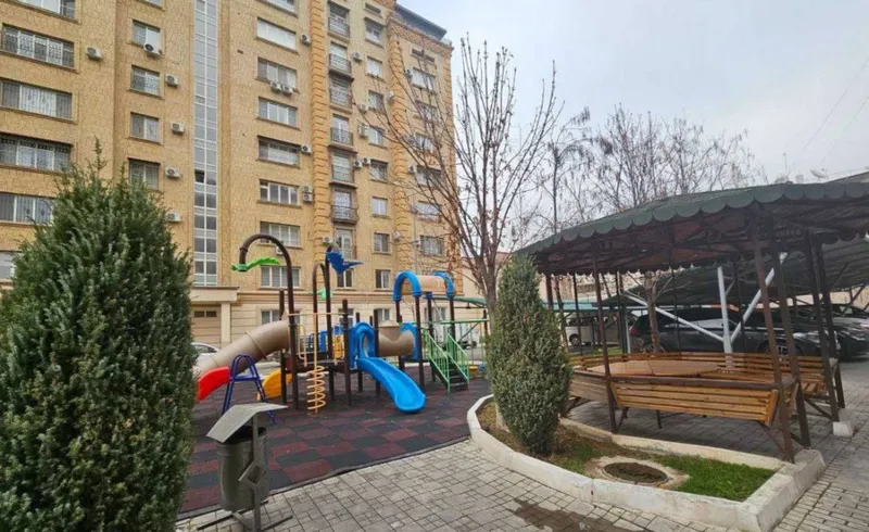 Продаётся просторная 5-комнатная квартира с видом на посольство (5/2/8)
