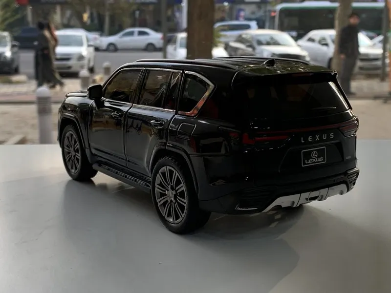 Modelka Lexus LX 600 1:24 3