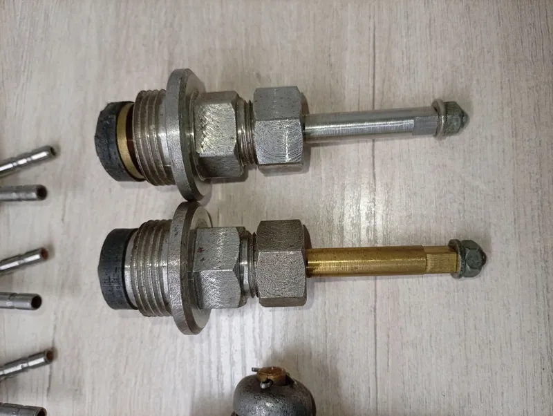 Gorelkalar, kranlar, shkivlar, gaykalar, lampochkalar, manometrlar 3