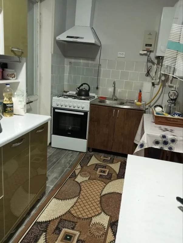 Продается 3 комнатная квартира в центре янгибазара. Этаж 2.