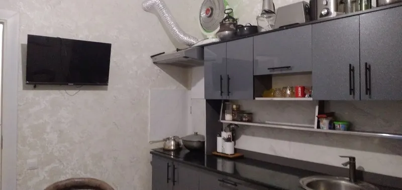 Guliston shahri yangi bozor yangi dom 2 xona balkonli. 2