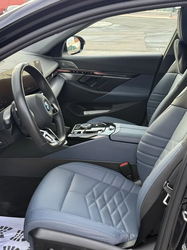 Bmw i5 40l 713km Zapas xod 2025-Yil Kraska Tozza +dop 4K Tv + HUD — фото 4