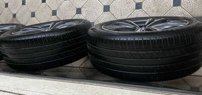 Диски с шинами в отличном состоянии 215/55 R17 4 Диски с шинами в отличном состоянии 215/55 R17 4
