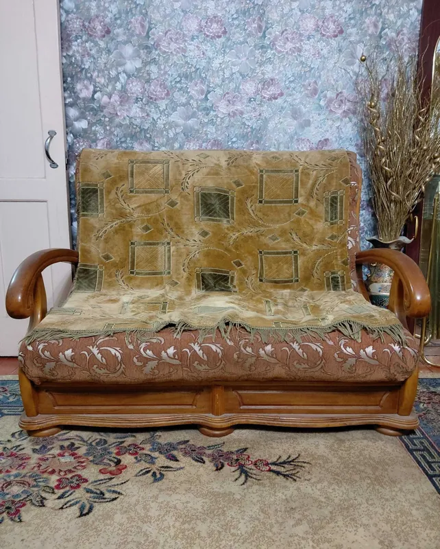Zal uchun mebel to‘plami: 2 ta divan, 2 ta yog‘och kreslo. Yaxshi holatda 2 Zal uchun mebel to‘plami: 2 ta divan, 2 ta yog‘och kreslo. Yaxshi holatda 2