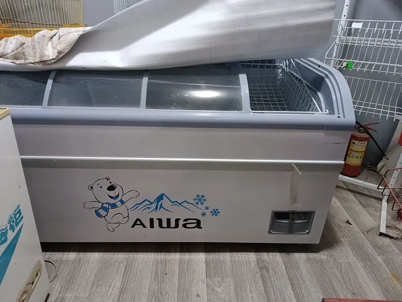 Продаётся витринный холодильник AIWA