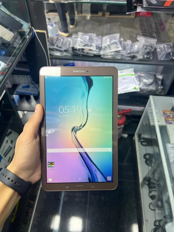 Galaxy Tab E gold 1