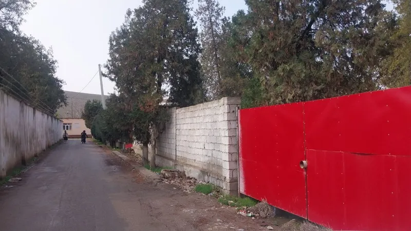 Tadbirkorlik va yashash uchun 10 sutuģ er maydoni va 4 xonali bino — фото 1