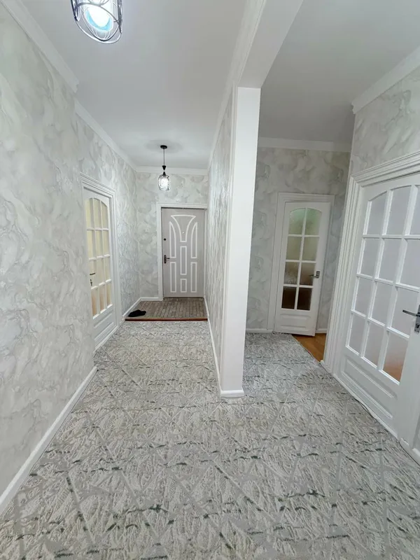 Keng 4 qavatli uy sotiladi, 5 ta xona, yangi ta’mir, balkon 2×6 8