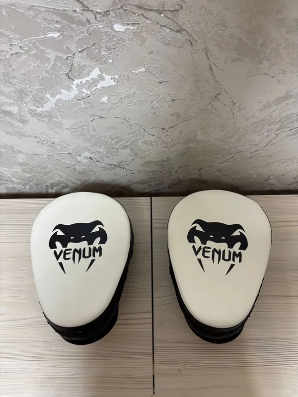 Venum профессиональные лапы (фокус-пады) в идеальном состоянии 2 Venum профессиональные лапы (фокус-пады) в идеальном состоянии 2