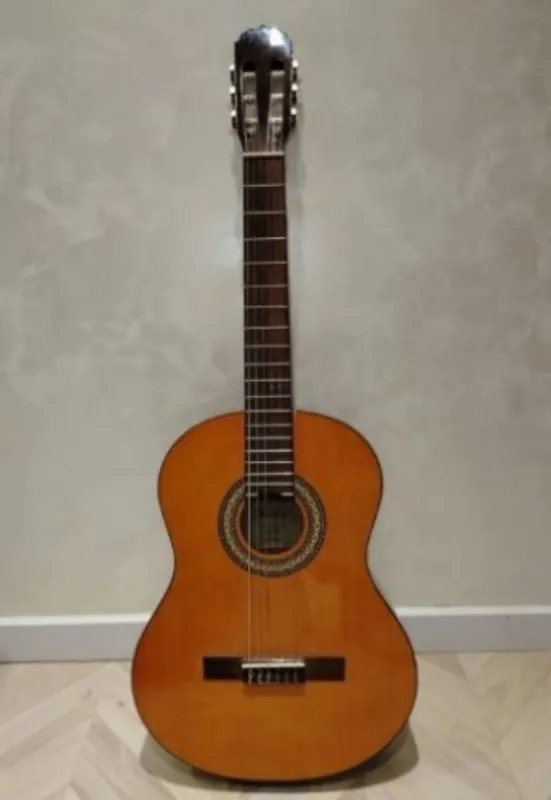 Indoneziyada ishlab chiqarilgan klassik gitara