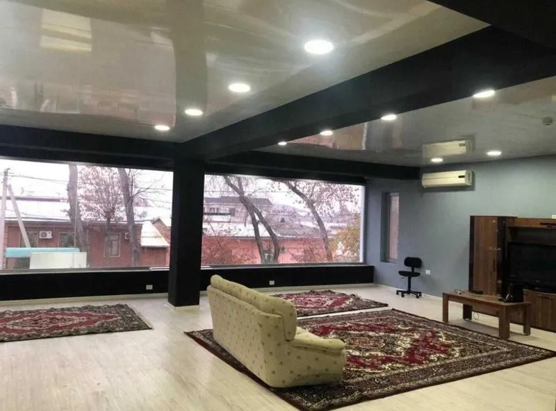 Отдельностоящее здание с арендаторами. 880м2 вдоль дороги