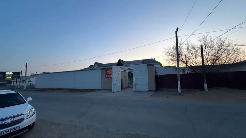 Нөкис қаласы орайлық базарға жақын жерде жайласқан имарат сатылады — фото 2