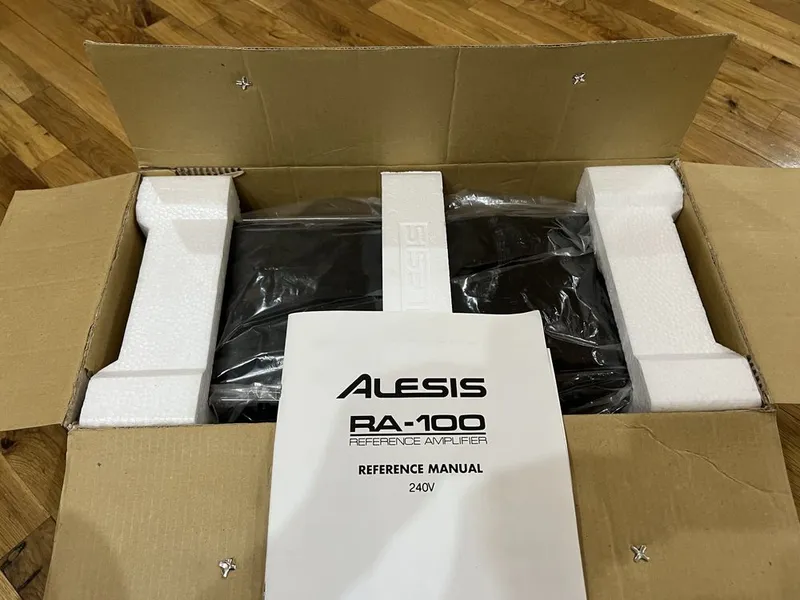 Студийный двухканальный усилитель-Alesis RA-100 2 Студийный двухканальный усилитель-Alesis RA-100 2