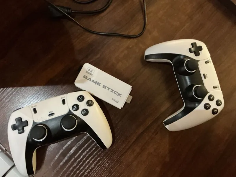 Срочно продаю ретро игровую консоль Game Stick pro(ultra hd) 2 Срочно продаю ретро игровую консоль Game Stick pro(ultra hd) 2