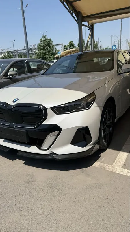 BMW i5 40L monitorli 1 BMW i5 40L monitorli 1