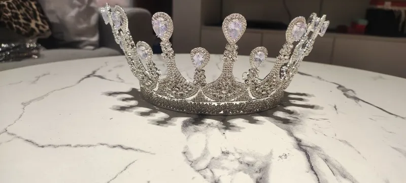 Карона жуда чиройли туради