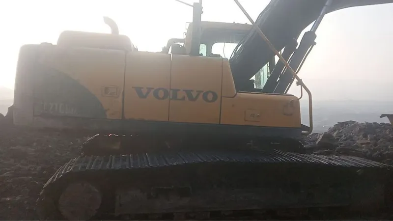 Экскаватор гусеничный VOLVO EC210 BLK 2013 йил 29000 моточас ишлаган — фото 1