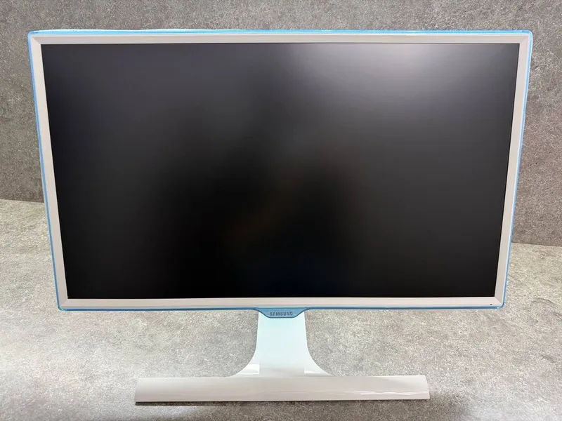 Монитор Samsung LS24E391HLO/CI в идеальном состоянии