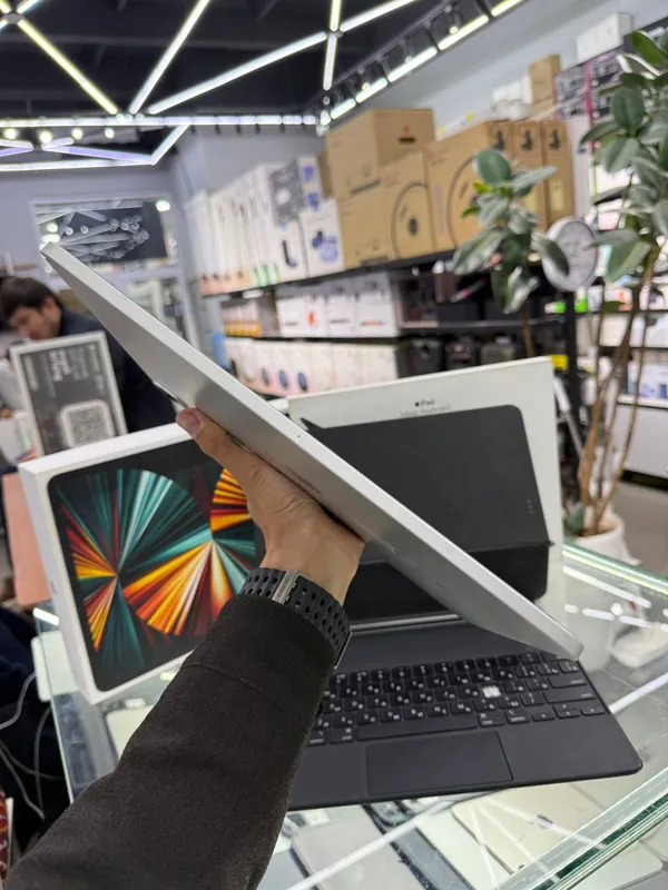 iPad Pro 12.9 M1 + Original Keyboard 6 iPad Pro 12.9 M1 + Original Keyboard 6