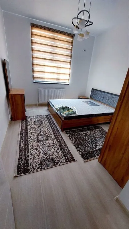 Yakkasaroy Oybek metrosi yaqinida maklersiz