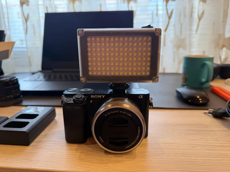 Sony a6000 + 16–50 mm kit obyektivi + 7artisans 1.8/50 mm 3