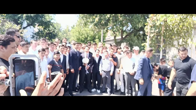 Подпись на футболке Обдугодира Обосбека в свадбе 2 Подпись на футболке Обдугодира Обосбека в свадбе 2