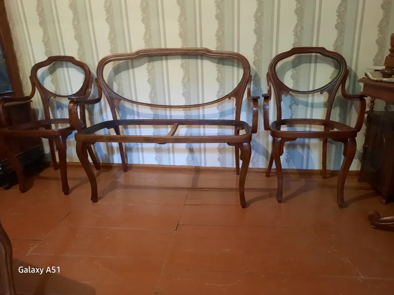 Продаётся антикварная витрина из чистого дерева. 4