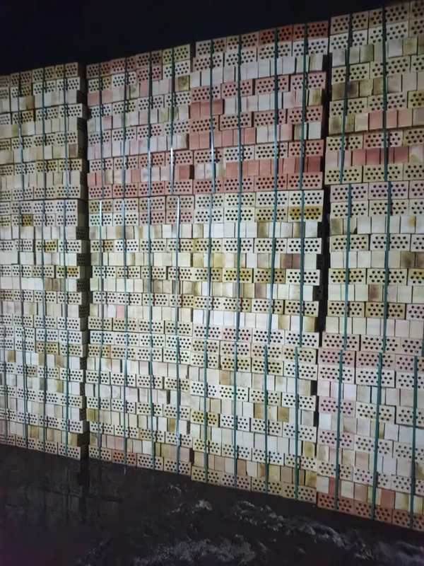 Продаётся кирпич, цена 1250 сум, есть доставка 2