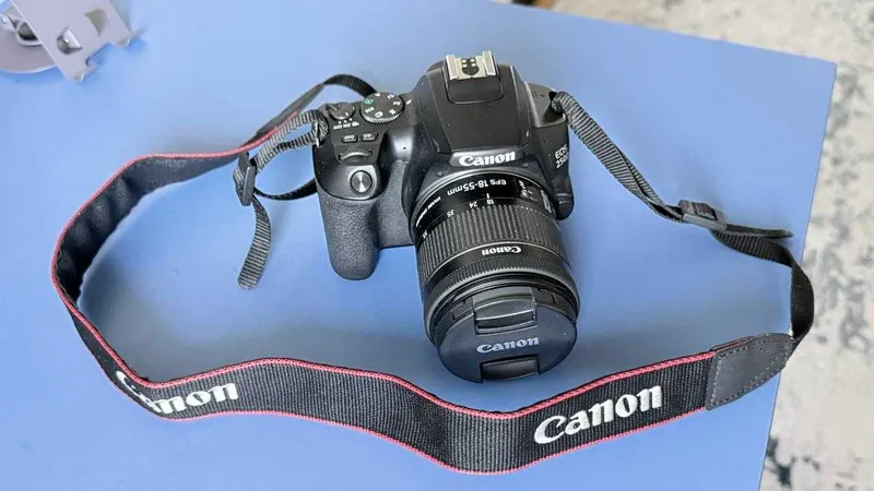 Продаю свою EOS Canon 250D 24.1 п как новый,почти не использовал. 2