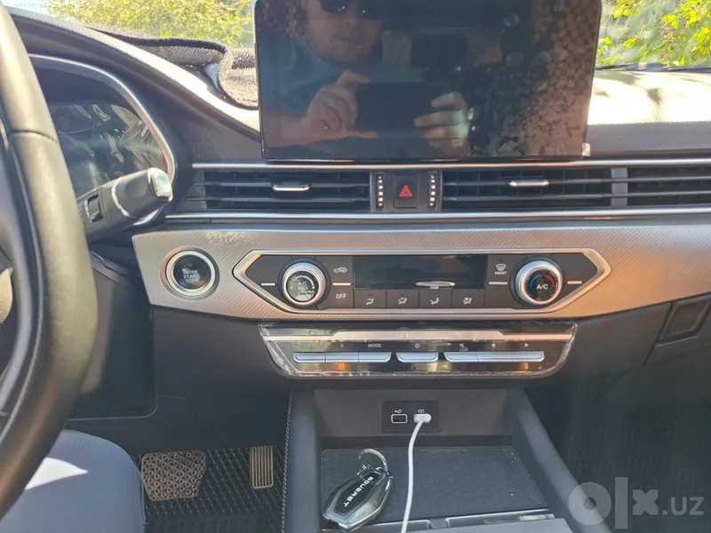 Автомобиль Soueast 8 DX 6 Автомобиль Soueast 8 DX 6