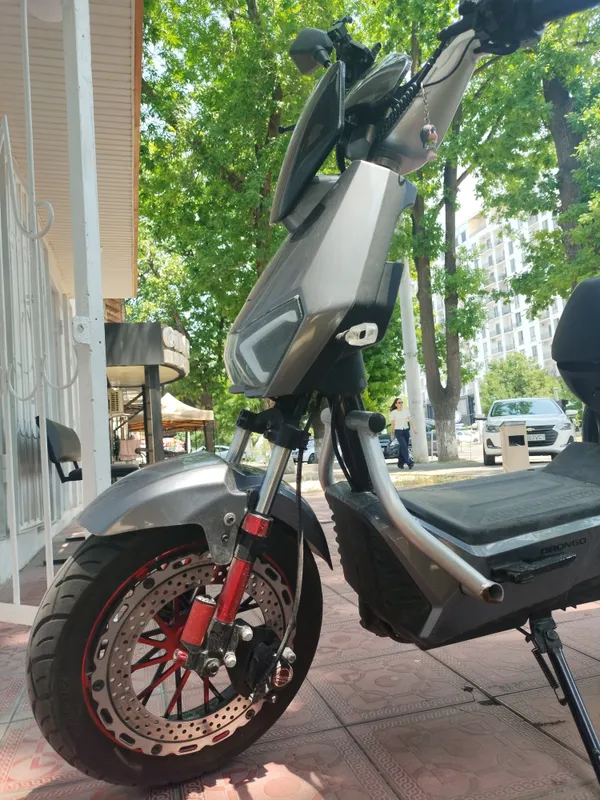 Skuter elektronniy. Xolati a'lo. 50-60 km yuradi.