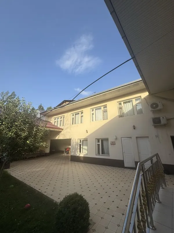 Uy sotiladi yolni yuzida 4,60 sotik 10 ta xona 3 ta sanuzel 1 ta kuxny 4