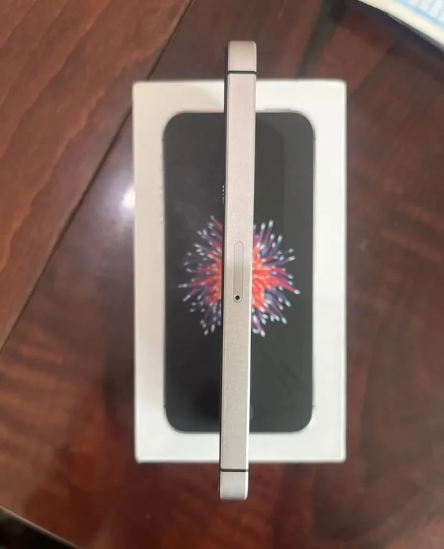 iPhone SE 2016, 64 ГБ 2 iPhone SE 2016, 64 ГБ 2