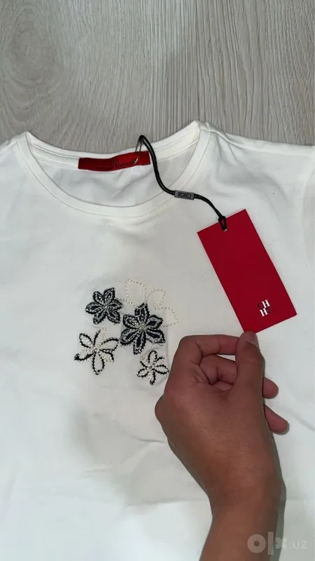 original | carolina herrera futbolkasi, bir marta ham kiyilmagan 2 original | carolina herrera futbolkasi, bir marta ham kiyilmagan 2